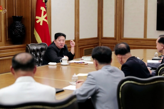 김정은 북한 국무위원장이 지난달 12일 평양 노동당 중앙위원회 본부청사에서 당 비서국 회의를 주재하고 있다. 연합뉴스