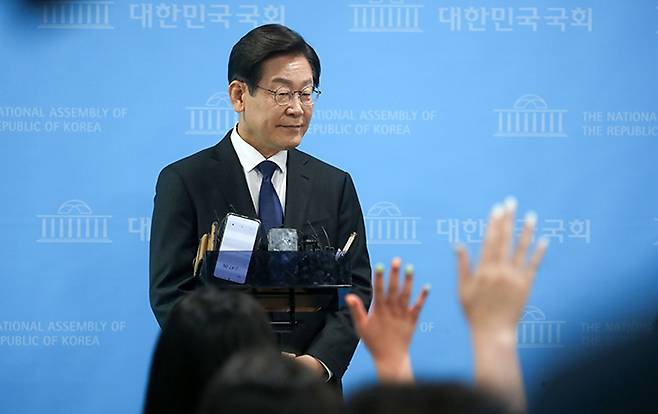 더불어민주당 이재명 의원이 17일 서울 여의도 국회 소통관에서 당대표 출마 기자회견을 마친 뒤 취재진의 질문을 받고 있다. 2022.7.17 [국회사진기자단]