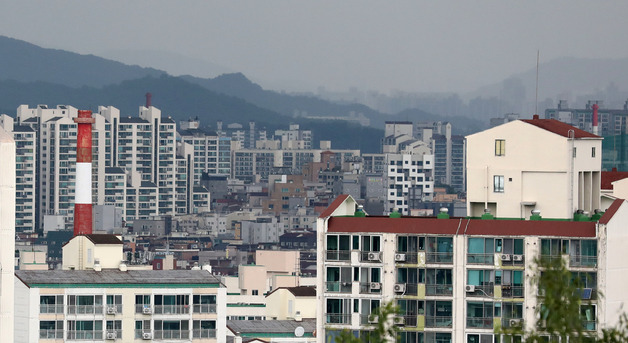 (서울=뉴스1) 김진환 기자 = 서울시 노원구 아파트값이 5주 연속 마이너스다. 대출로 집을 살 수 있는 15억원 이하 아파트가 대다수를 차지하기 때문에 대출규제와 금리인상에 상대적으로 더 예민하다.  사진은 13일 오후 서울 강북구 북서울꿈의숲에서 바라본 노원구 아파트 단지의 모습. 2022.6.13/뉴스1