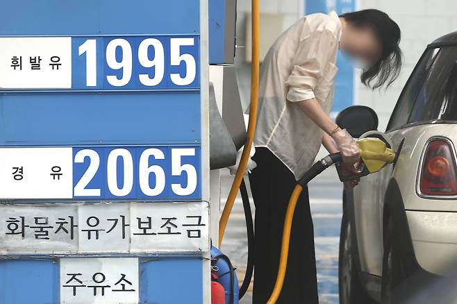 추경호 부총리 겸 기획재정부 장관은 물론 윤석열 대통령까지 나서 물가와의 전쟁을 선포하면서 기름값 잡기에 정부가 총력전을 벌이고 있다. 문제는 실효성이다. 주유소 가격 담합은 주로 ‘정보교환’을 빌미로 적발해야 하는데, 성공할 가능성이 낮다. 지난 17일 서울 시내 한 주유소에서 주유를 하고 있는 시민. [연합]