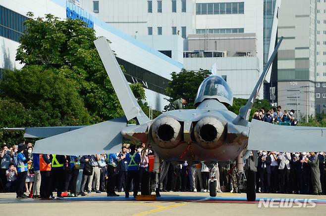 [사천=뉴시스] 차용현 기자 = 19일 오후 경남 사천공항 활주로를 이륙한 국산 초음속 전투기 KF-21이 시험비행을 무사히 마치고 귀환하고 있다.사진은 KAI 직원들이 시험비행 성공을 축하하고 있다. 2022.07.19. con@newsis.com