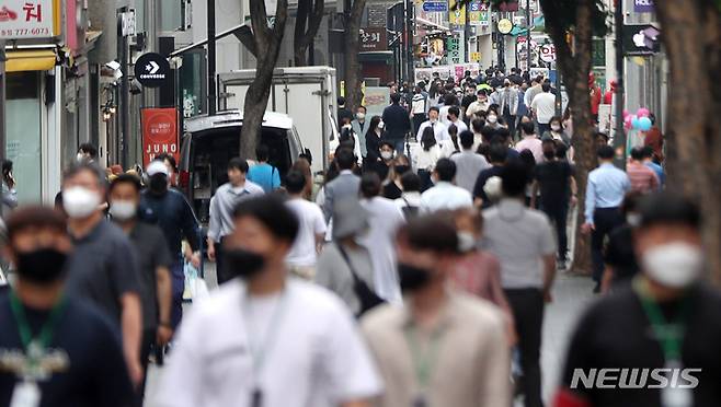 [서울=뉴시스] 추상철 기자 = 서울 중구 명동거리에서 직장인들이 점심식사를 위해 이동하고 있다. 2022.06.09. scchoo@newsis.com