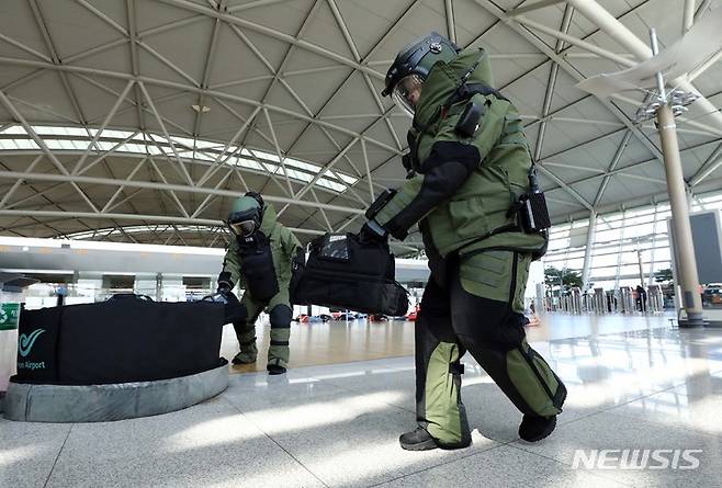 [인천공항=뉴시스] 이영환 기자 = 21일 오후 인천국제공항 제1여객터미널 3층 출국장에서 폭발물테러 상황을 가정한 2022년 인천국제공항 대테러 종합훈련이 진행되고 있다. 2022.07.21. 20hwan@newsis.com