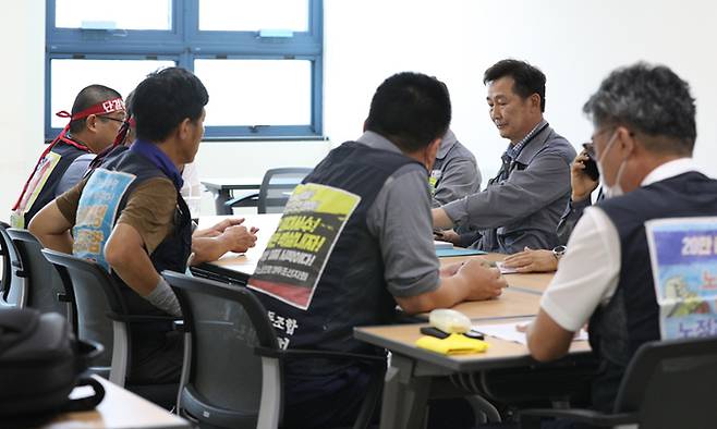 21일 경남 거제시 대우조선해양에서 대우조선해양 협력업체와 거제·통영·고성조선하청지회가 협상을 재개하고 있다. 뉴스1