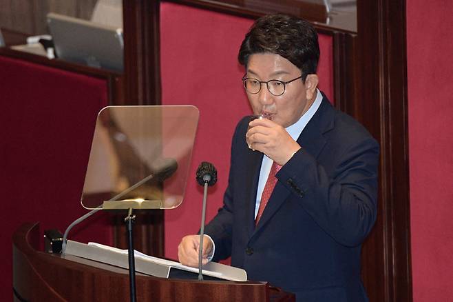 권성동 국민의힘 대표 직무대행 겸 원내대표가 21일 오전 서울 여의도 국회에서 열린 제398회 국회(임시회) 제3차 본회의에서 국정에 관한 교섭단체대표연설 도중 물을 마시고 있다. 공동 취재사진