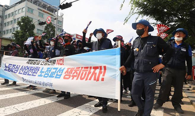 전국금속노동조합(금속노조) 조합원들이 지난 20일 서울 중구 서울역 광장에서 용산구 삼각지역으로 행진하며 구호를 외치고 있다. 연합뉴스