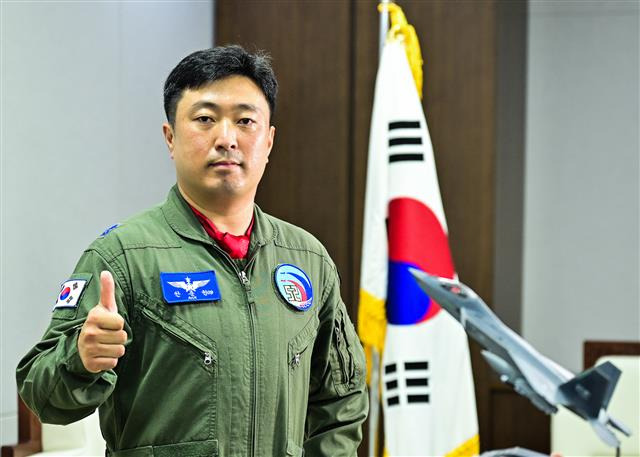 지난 19일 경남 사천 공군 제3훈련비행단에서 실시한 국산 초음속 전투기 KF21의 시험비행에 성공한 안준현 소령이 20일 사천에 있는 공군 제52시험평가전대에서 앞으로의 각오를 밝히며 포즈를 취하고 있다.공군 제공