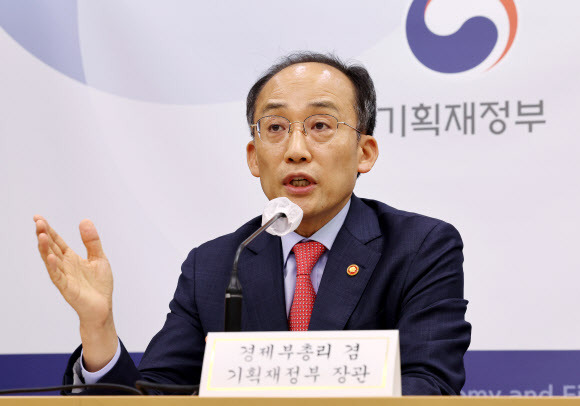 세제개편안 설명하는 추경호 - 추경호 경제부총리 겸 기획재정부 장관이 지난 18일 세종시 정부세종청사에서 열린 ‘2022년 세제개편안’ 상세브리핑에서 취재진의 질문에 답변하고 있다. 2022.7.21. 연합뉴스