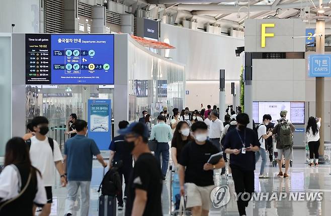 붐비는 인천공항 출국장 (영종도=연합뉴스) 임헌정 기자 = 코로나19 유행 재확산세가 커지면서 신규 확진자 수가 이틀 연속 7만명대를 기록한 20일 오전 영종도 인천국제공항 제1여객터미널 출국장이 해외 여행객으로 붐비고 있다. 2022.7.20 kane@yna.co.kr