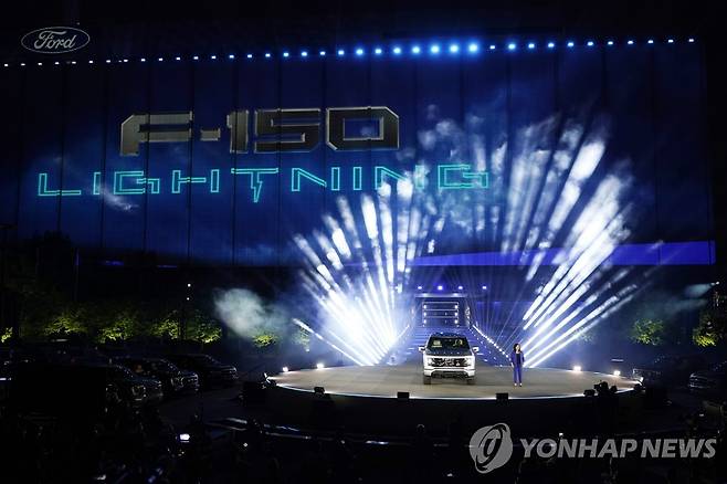 지난해 5월 디트로이트에서 공개된 포드 F-150 라이트닝 픽업트럭 [AP 연합뉴스 자료사진. 재판매 및 DB 금지]