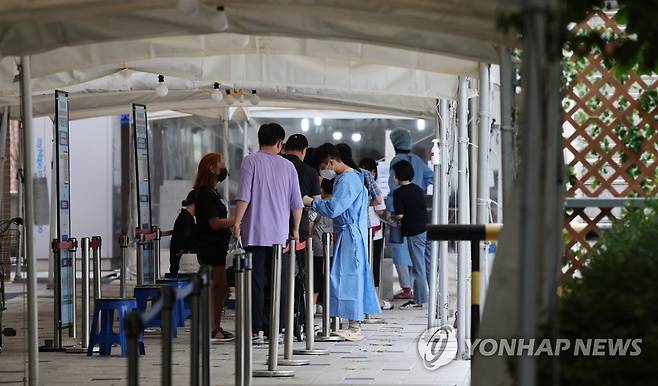 선별진료소 시민들 [연합뉴스 자료사진]