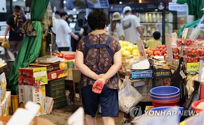 지난 17일 오후 서울 시내 재래시장의 상인들 모습 [연합뉴스 자료사진. 재판매 및 DB 금지]