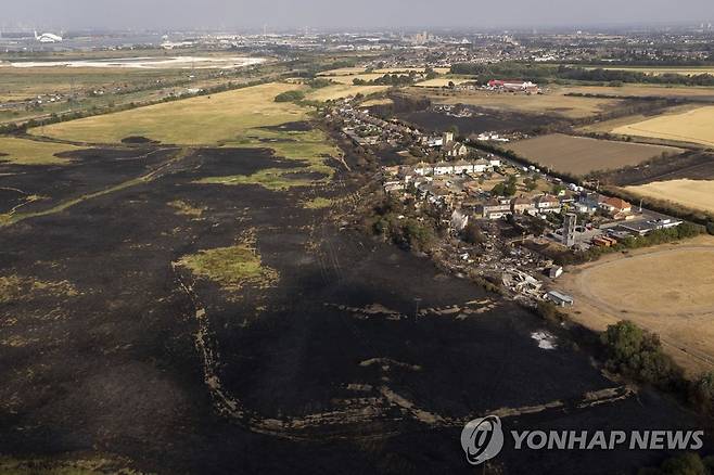 런던 동부 들판에 발생한 화재 [AP=연합뉴스 자료사진. 재판매 및 DB 금지]