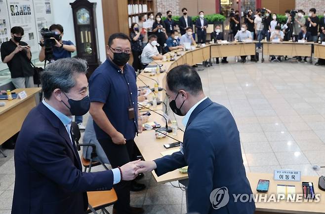 경찰직협 대표단 만난 윤희근 경찰청장 후보자 (서울=연합뉴스) 한상균 기자 = 윤희근 경찰청장 후보자(왼쪽)가 21일 서울 서대문구 경찰청에서 전국경찰직장협의회 대표단을 만나 악수하고 있다. 경찰직협은 25일부터 경찰국 신설 반대 대국민 홍보전을 할 계획이다. 2022.7.21 xyz@yna.co.kr