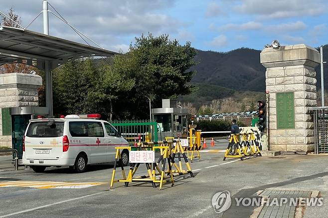 확진자 속출한 육군 상무대로 향하는 구급차 과거 자료사진.
[독자 제공. 재판매 및 DB 금지] hs@yna.co.kr