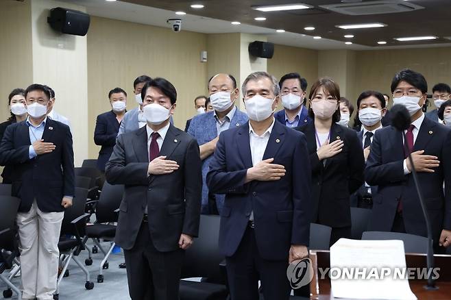 국민의례하는 안철수 (서울=연합뉴스) 국민의힘 안철수 의원이 21일 서울 중구 서울시의회 의원회관에서 열린 국민의힘 서울시의회 의원 세미나에서 참석자들과 함께 국민의례를 하고 있다. 이날 안 의원은 세미나에서 '글로벌 경제위기와 의회정치의 역할'을 주제로 특강했다. 2022.7.21 [안철수 의원실 제공. 재판매 및 DB 금지] toadboy@yna.co.kr