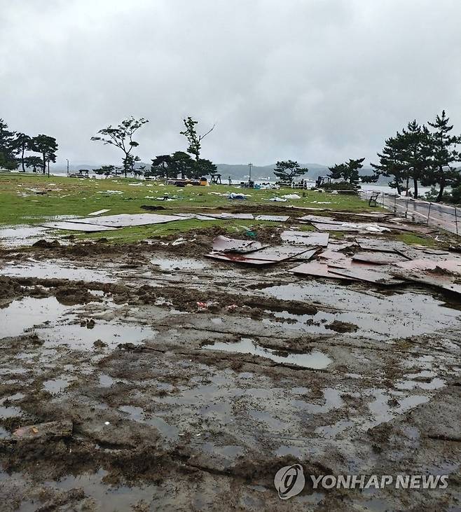 공연 끝난 뒤 엉망 된 경포호수 잔디광장 (강릉=연합뉴스) 지난 18일 모 방송사의 유명 음악프로그램 녹화가 이뤄진 강릉시 경포호수 잔디광장이 21일 오후 쓰레기가 치워지지 않은 채 나뒹굴고 잔디는 크게 훼손돼 있다. [독자 제공. 재판매 및 DB 금지] 2022.7.21 photo@yna.co.kr