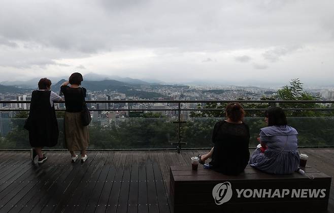 비 그친 서울 하늘 (서울=연합뉴스) 신현우 기자 = 전국 곳곳 오전에 비가 내린 21일 오후 서울 남산에서 시민들이 도심을 내려다보고 있다. 2022.7.21 nowwego@yna.co.kr