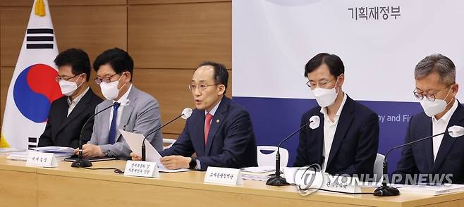 '2022년 세제개편안 주요 내용은?' 브리핑하는 추경호 부총리 (세종=연합뉴스) 김주형 기자 = 추경호 경제부총리 겸 기획재정부 장관이 지난 18일 세종시 정부세종청사에서 '2022년 세제개편안' 상세브리핑을 하고 있다. 
    왼쪽부터 이용주 소득법인세정책관, 고광효 세제실장, 추 부총리, 정정훈 조세총괄정책관, 김재신 관세정책관. 2022.7.21 kjhpress@yna.co.kr