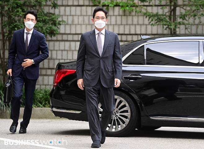 삼성 부당합병 의혹으로 재판을 받고 있는 이재용 삼성전자 부회장이 22일 오전 서울 서초구 서울중앙지법에서 열린 58차 공판에 출석하고 있다./사진=이명근 기자 qwe123@