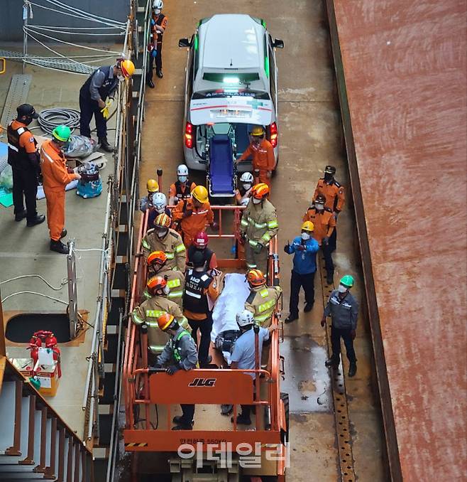 22일 오후 31일 동안 1㎥ 철제구조물에 자신을 가둔 유최안 금속노조 거제통영고성 조선하청지회 부지회장이 들것에 옮겨져 병원으로 이송되고 있다.(사진=이용성 기자)