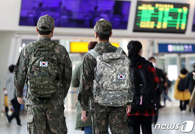 서울역에서 군 장병들이 이동하고 있다. 2022.4.30/뉴스1 © News1 박세연 기자