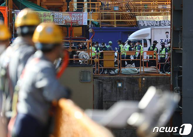 22일 오전 경남 거제시 대우조선해양 옥포조선소에서 경찰이 유최안 대우조선해양 하청지회 부지회장 등이 점거 중인 1도크 경계 근무를 서고 있다. 2022.7.22/뉴스1 © News1 신웅수 기자