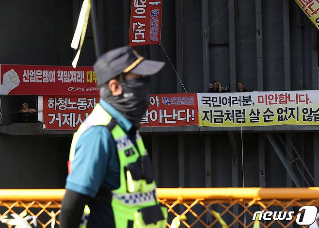 22일 오전 경남 거제시 대우조선해양 옥포조선소에서 경찰이 유최안 대우조선해양 하청지회 부지회장 등이 점거 중인 1도크 경계 근무를 서고 있다. 2022.7.22/뉴스1 © News1 신웅수 기자