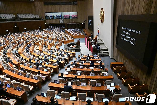 22일 오후 서울 여의도 국회에서 열린 제398회 국회(임시회) 제4차 본회의에서 사법개혁 특별위원회 명칭 등 변경 및 활동기간 연장 등 안건이 상정되고 있다. (공동취재) 2022.7.22/뉴스1 © News1 이재명 기자