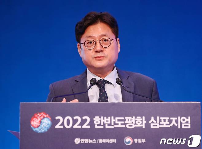 홍익표 더불어민주당 의원이 24일 서울 중구 롯데호텔에서 열린 '2022 한반도평화 심포지엄' 세션1에서 발표하고 있다. 2022.6.24/뉴스1 © News1 국회사진취재단