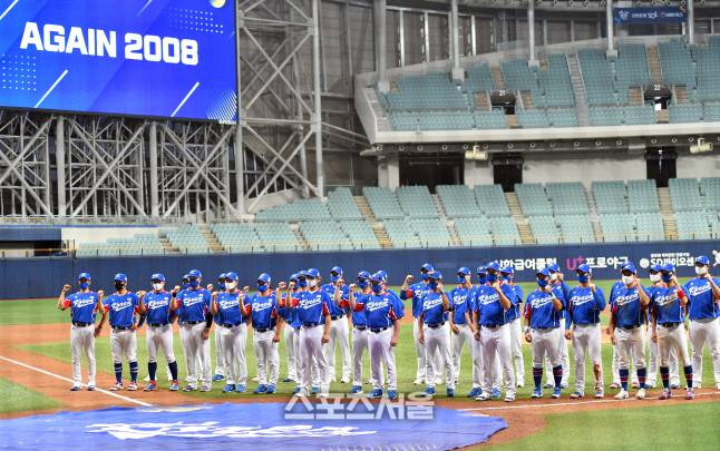 한국야구 대표팀이 지난해 7월 25일 고척스카이돔에서 열린 키움과 야구대표팀의 연습경기에서 1점차 2-1로 승리한 후 도쿄올림픽 출사표를 던지며 화이팅을 외치고 있다. 고척 | 강영조기자 kanjo@sportsseoul.com
