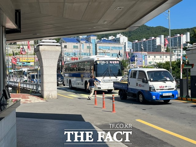 22일 오전 경찰을 태운 버스가 대우조선 거제통영고성 하청지회 파업이 진행 중인 경남 거제시 대우조선해양 옥포조선소로 들어오고 있다. /최의종 기자