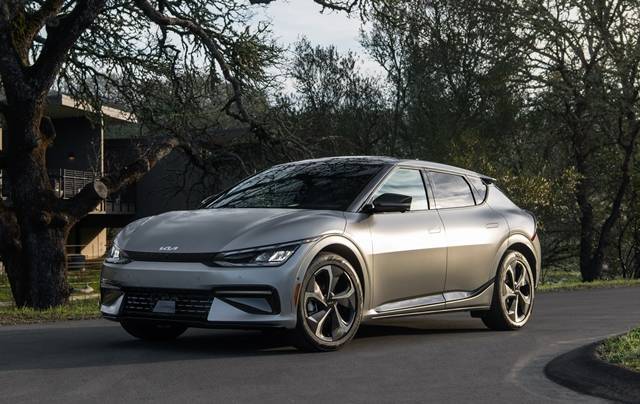 기아의 전기차 EV6 모습. 해당 차종은 미국 시장조사업체 제이디파워(J.D. Power)사가 발표한 '2022 상품성 만족도(APEAL, Automotive Performance Execution and Layout) 조사'에서 소형 스포츠유틸리티차량(SUV) 부문 1위에 등극하는 등 해외에서 인기를 끌고 있다. /현대자동차그룹 제공