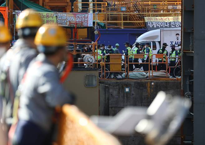 22일 오전 경남 거제시 대우조선해양 옥포조선소에서 경찰이 유최안 대우조선해양 하청지회 부지회장 등이 점거 중인 1도크 경계 근무를 서고 있다. 2022.7.22/뉴스1