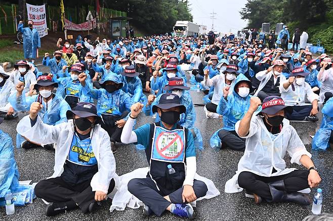 22일 경기도 하이트진로 이천공장 앞에서 민주노총 공공운수노조 화물연대 노조원 400여 명이 도로를 점거하고 집회를 벌이고 있다. 이들이 이날 공장 진입로를 막고 불법 시위를 밤새도록 벌이겠다고 예고하자, 하이트진로 측은 이날 이천 공장의 소주 제품 출고를 중단했다./뉴시스