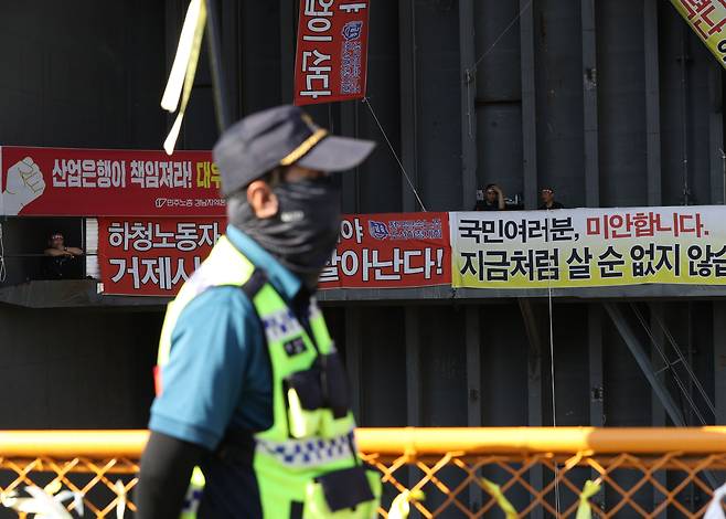 22일 오전 경남 거제시 대우조선해양 옥포조선소에서 경찰이 유최안 대우조선해양 하청지회 부지회장 등이 점거 중인 1독 경계 근무를 서고 있다. /뉴스1