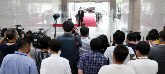 윤석열 대통령이 지난 7월12일 오전 서울 용산 대통령실 청사로 출근하며 기자들과 거리를 두고 질의응답을 하고 있다.<대통령실통신사진기자단·연합뉴스>