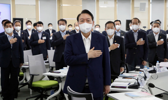 윤석열 대통령이 22일 경기도 국가공무원인재개발원 과천분원에서 열린 장·차관 국정과제 워크숍에서 국기에 대한 경례를 하고 있다. 2022.07.22. [사진=뉴시스]