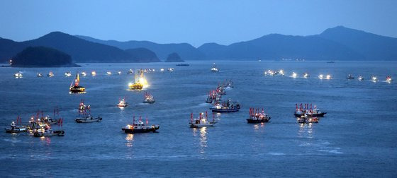 한산대첩축제의 백미는 100여 척 선박이 한산도 앞바다에서 벌이는 해전 재현 행사다. 이달 말 개봉하는 영화 ‘한산: 용의 출현’의 한 장면이 눈앞에 펼쳐진다. [사진 통영한산대첩문화재단]