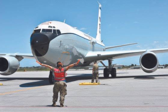 미국 공군의 신형 핵물질 탐지 정찰기인 WC-135R 콘스턴트 피닉스가 11일 네브래스카의 링컨 공항에 도착하고 있다. 미 공군은 구형 WC-135C/W 두 대를 내년 여름까지 성능이 향상된 WC-135R 석 대로 재편한다. 공기 중의 방사성 물질을 포집하는 특수 정찰기다. [사진 미 공군]