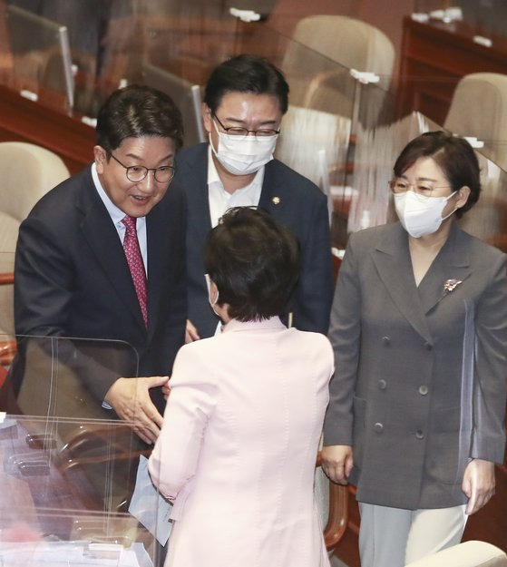 권성동 국민의힘 당 대표 직무대행 겸 원내대표(왼쪽)가 21일 서울 여의도 국회에서 열린 본회의에서 교섭단체대표 연설을 마친 후 동료 의원들과 인사하고 있다. [뉴스1]