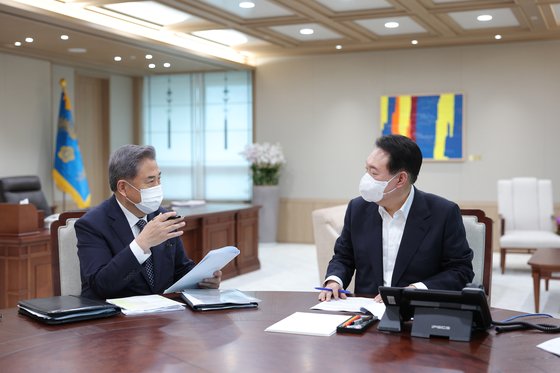 윤석열 대통령이 지난 21일 용산 대통령실 집무실에서 박진 외교부 장관으로부터 업무보고를 받고 있다. [사진제공=대통령실]