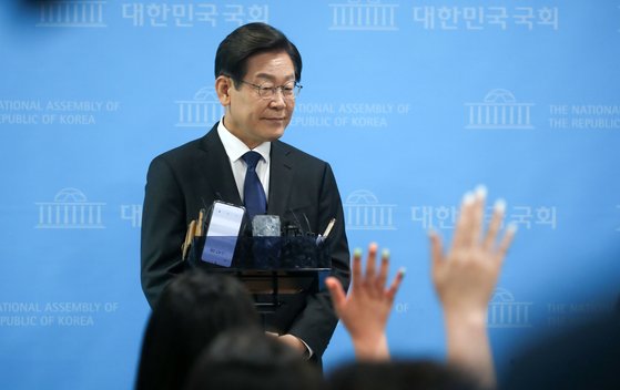 이재명 더불어민주당 국회의원이 17일 서울 여의도 국회 소통관에서 더불어민주당 8.28 전당대회 당대표 출마 선언을 마친 후 취재진과 질의응답을 하고 있다. 김상선 기자