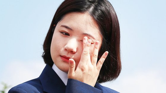 박지현 전 더불어민주당 공동비상대책위원장이 지난 15일 오전 서울 여의도 국회 앞에서 8·28 전당대회 당 대표 출마 선언 기자회견 도중 땀을 닦고 있다. 뉴스1