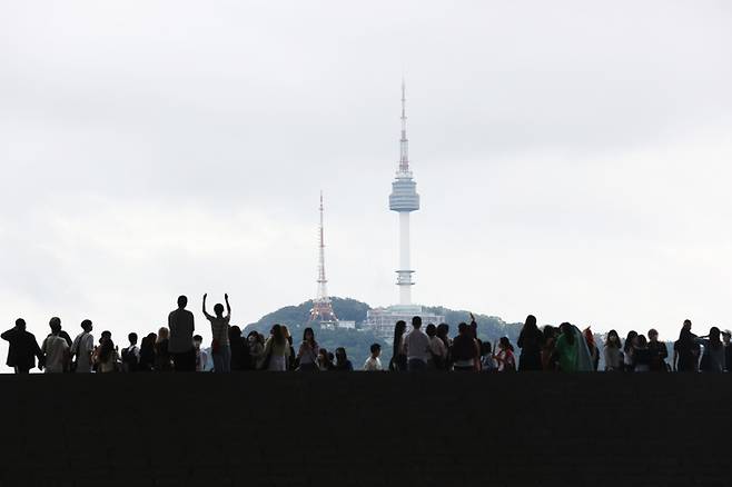 흐린 날씨를 보인 21일 서울 용산구 국립중앙박물관에서 내외국인 관람객들이 기념촬영을 하고 있다. 연합뉴스