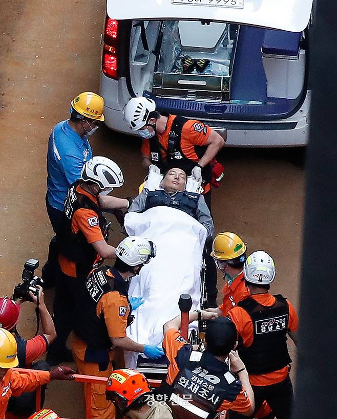 대우조선해양 하청 노사의 협상이 극적으로 타결된 22일 경남 거제시 대우조선해양 옥포조선소 도크에서 철제 구조물에 스스로 가둔 채 옥쇄파업을 벌였던 유최안 금속노조 거제통영고성 조선하청지회 부지회장이 들것에 실려 병원으로 이송되고 있다.  거제/문재원 기자