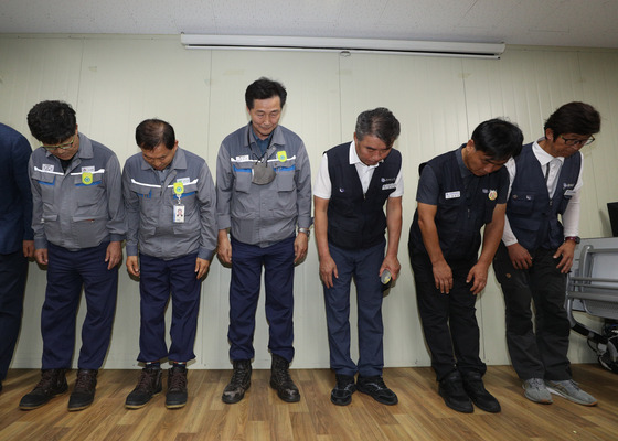 (거제=뉴스1) 신웅수 기자 = 대우조선해양 하청 노사가 22일 오후 경남 거제시 대우조선해양에서 협상 타결 발표를 한 후 인사하고 있다. 2022.7.22/뉴스1