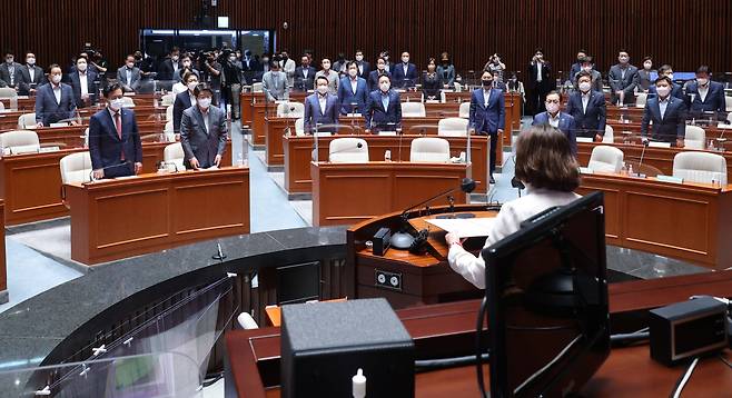 지난 11일 오후 국회에서 열린 국민의힘 의원총회에서 '권성동 당 대표 직무대행 체제'를 추인하는 내용이 담긴 결의문이 발표되고 있다. [연합]