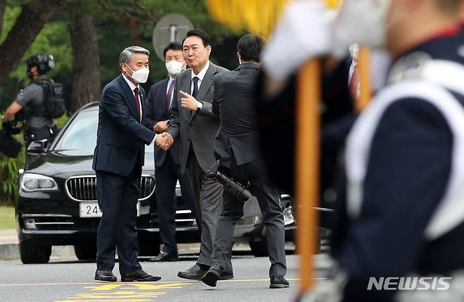 [계룡=뉴시스] 홍효식 기자 = 윤석열 대통령이 전군 주요지휘관 회의가 열린 지난 6일 충남 계룡대에 도착해 이종섭 국방부 장관과 악수하고 있다. 2022.07.06. yesphoto@newsis.com