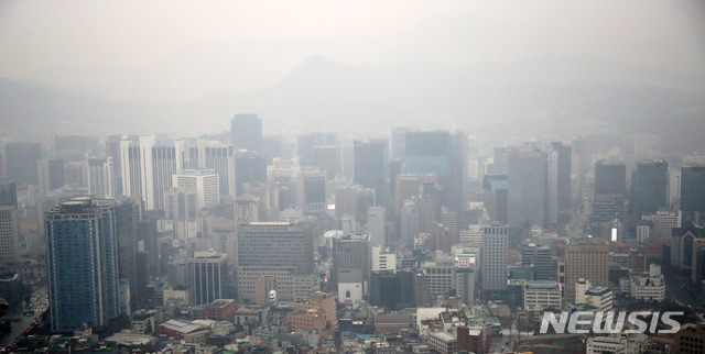 [서울=뉴시스]김선웅 기자 = 지난해 1월26일 서울 도심 고층 건물들이 흐리게 보인다. 2021.01.26. mangusta@newsis.com